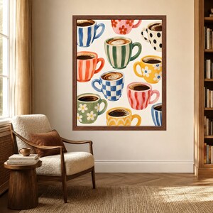 Op de afbeelding: Een ingelijste wandkunstprint met een patroon van diverse koffiemokken in verschillende kleuren en ontwerpen, waaronder strepen, stippen en bloemmotieven, allemaal gevuld met zwarte koffie tegen een licht cr&egrave;mekleurige achtergrond.