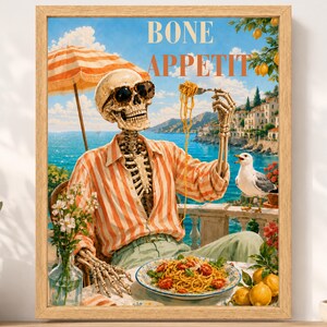 Peut inclure: Une impression d'art encadr&eacute;e intitul&eacute;e BONE APPETIT repr&eacute;sentant un squelette portant des lunettes de soleil et une chemise ray&eacute;e orange et blanche. Le squelette est assis &agrave; une table au bord de la mer, tenant une fourchette avec des spaghettis.