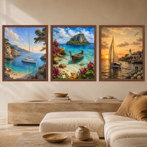 Peut inclure: Un ensemble de trois impressions d'art mural encadr&eacute;es repr&eacute;sentant des sc&egrave;nes c&ocirc;ti&egrave;res. L'image de gauche montre un voilier dans une baie bleue, celle du centre un bateau en bois pr&egrave;s d'une &icirc;le tropicale fleurie, et celle de droite un voilier pr&egrave;s d'un phare.