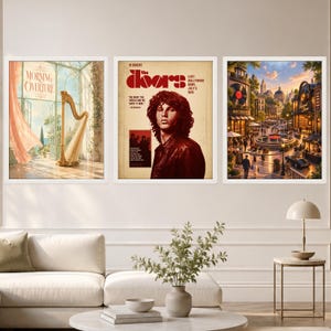 Pu&ograve; includere: Tre stampe da parete incorniciate disposte in fila. La stampa a sinistra mostra un'arpa in una serra soleggiata con il testo Morning Overture. Quella centrale presenta un ritratto di Jim Morrison con il testo del concerto The Doors. Quella a destra raffigura una piazza cittadina con un negozio di dischi e una fontana.