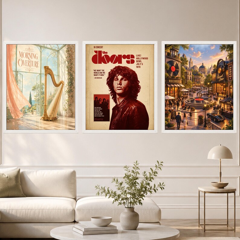 Pu&ograve; includere: Tre stampe da parete incorniciate disposte in fila. La stampa a sinistra mostra un'arpa in una serra soleggiata con il testo Morning Overture. Quella centrale presenta un ritratto di Jim Morrison con il testo del concerto The Doors. Quella a destra raffigura una piazza cittadina con un negozio di dischi e una fontana.
