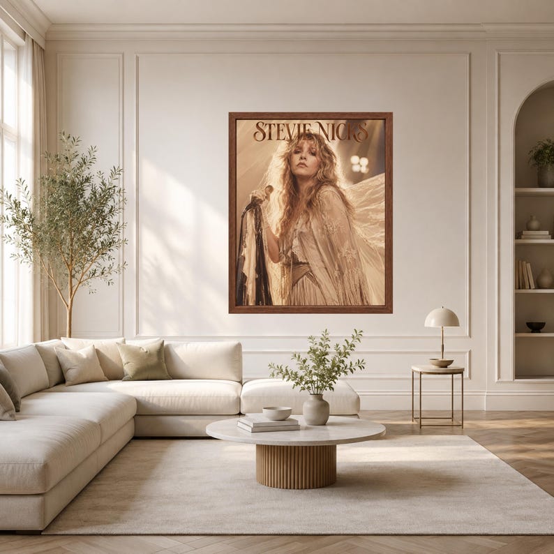 Może przedstawiać: Oprawiony wydruk ścienny przedstawiający portret Stevie Nicks w odcieniach sepii podczas występu z mikrofonem. Obraz ukazuje długowłosą osobę w zwiewnym stroju z frędzlami, z napisem Stevie Nicks wydrukowanym u g&oacute;ry ozdobną czcionką.