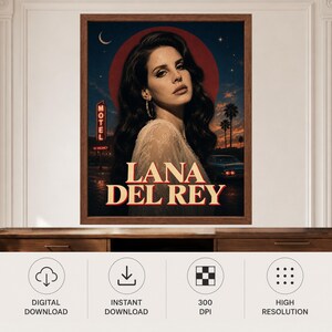 Puede incluir: Un p&oacute;ster rectangular con el retrato de una mujer de cabello oscuro largo sobre un cielo oscuro con una luna creciente y estrellas. Se ven un letrero de motel de ne&oacute;n rojo, palmeras y un coche antiguo. El texto LANA DEL REY est&aacute; centrado.