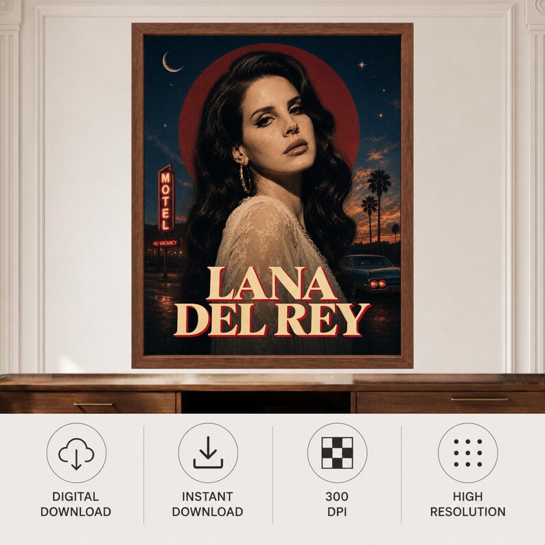 Puede incluir: Un p&oacute;ster rectangular con el retrato de una mujer de cabello oscuro largo sobre un cielo oscuro con una luna creciente y estrellas. Se ven un letrero de motel de ne&oacute;n rojo, palmeras y un coche antiguo. El texto LANA DEL REY est&aacute; centrado.