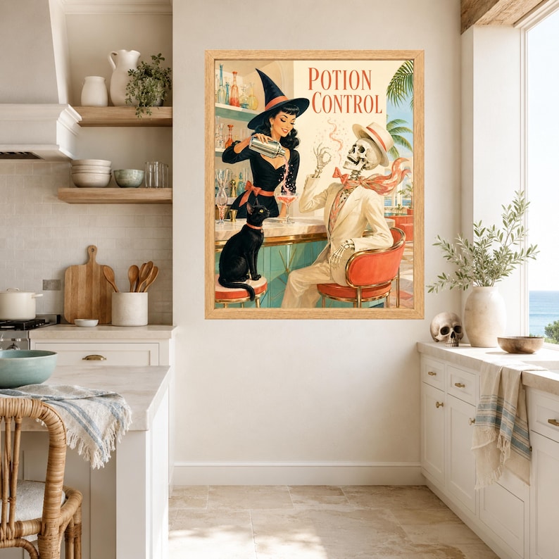 Op de afbeelding: Een ingelijste kunstdruk getiteld Potion Control met een vintage-stijl illustratie van een heks in een zwarte jurk en hoed die een drankje inschenkt voor een skelet in een cr&egrave;mekleurig pak, met een zwarte kat op een kruk aan de bar.