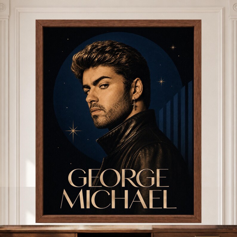 Puede incluir: Un retrato impreso y enmarcado de George Michael con una chaqueta de cuero negra sobre un fondo circular azul oscuro con estrellas doradas. El nombre GEORGE MICHAEL aparece impreso en grandes letras may&uacute;sculas doradas en la parte inferior.