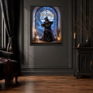 K&ouml;nnte beinhalten: Ein gerahmter Kunstdruck mit dem Titel Moonlit Familiar zeigt eine schwarze Katze mit violettem Hexenhut und Umhang, die auf einem Fensterbrett vor einem Vollmond sitzt. Die Szene enth&auml;lt brennende Kerzen, getrockneten Lavendel und herbstliche Bl&auml;tter.