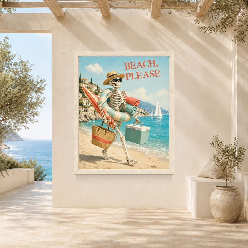 Pu&ograve; includere: Una stampa artistica da parete incorniciata raffigurante uno scheletro con cappello di paglia e occhiali da sole che cammina su una spiaggia. Lo scheletro trasporta una tavola da surf, una borsa intrecciata, un salvagente a righe, asciugamani e un frigo.