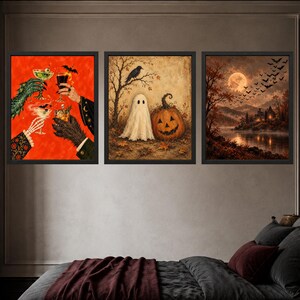 Pode incluir: Um conjunto de tr&ecirc;s impress&otilde;es de arte de parede emolduradas com temas de Halloween. A primeira mostra m&atilde;os segurando coquet&eacute;is contra um fundo vermelho. A segunda retrata um fantasma e uma ab&oacute;bora. A terceira mostra uma paisagem ao luar.
