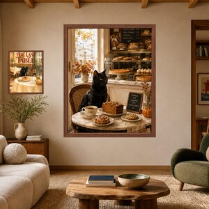 Pode incluir: Dois quadros de parede com um gato preto numa padaria. O quadro maior mostra um gato preto sentado a uma mesa redonda com uma ch&aacute;vena de caf&eacute;, um p&atilde;o e um pastel. O quadro mais pequeno mostra um gato preto a uma mesa.