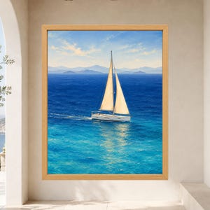 Peut inclure: Une impression d'art encadr&eacute;e repr&eacute;sentant un voilier blanc aux voiles beiges naviguant sur des eaux oc&eacute;aniques bleu profond sous un ciel lumineux. La sc&egrave;ne inclut des montagnes lointaines &agrave; l'horizon, le bateau cr&eacute;ant un sillage dans la mer.
