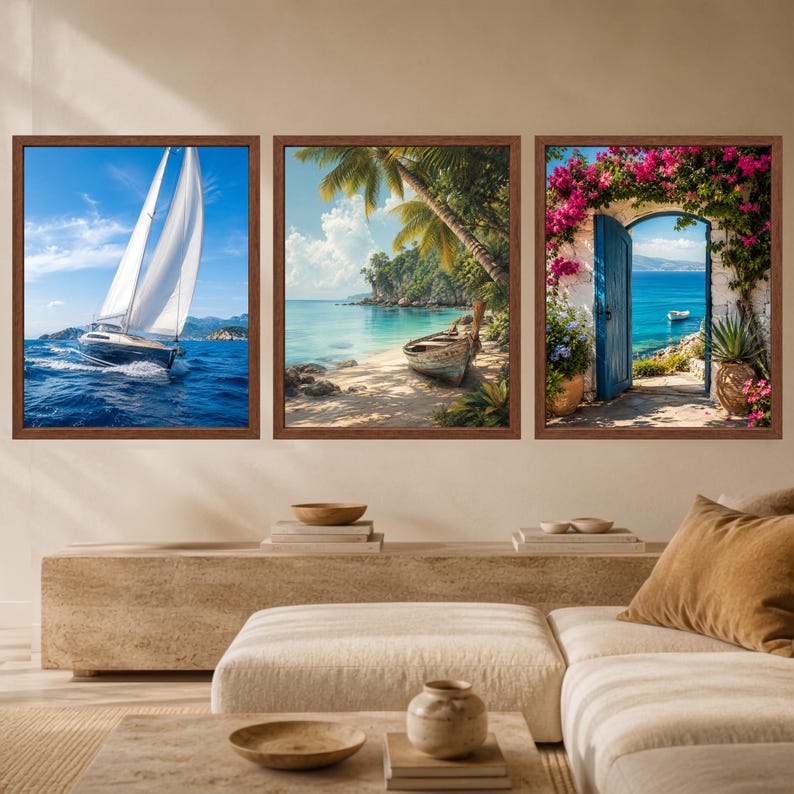 Puede incluir: Un conjunto de tres cuadros de pared enmarcados. El primero muestra un velero en aguas azules. El segundo representa un bote de madera en una playa de arena con palmeras. El tercero presenta una puerta azul abierta enmarcada por flores rosas.