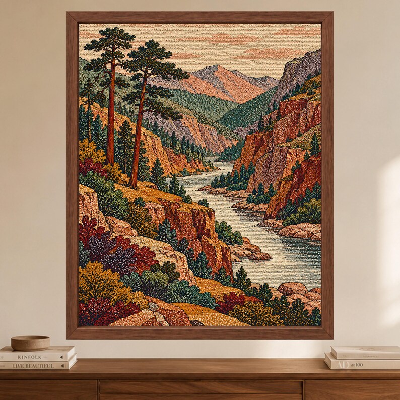 以下が含まれることがあります： 深い峡谷を流れる川を描いた点描画スタイルの額入りウォールアート。背の高い松の木、オレンジや茶色の色調の岩壁、緑や紫の色合いの密集した植物が描かれた風景画で、木製のフレームに収められています。