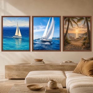 Op de afbeelding: Een set van drie ingelijste wandkunstwerken. De linker print toont een zeilboot op blauw water. De middelste print toont een zeilboot met witte zeilen op de oceaan. De rechter print toont een hangmat tussen twee palmbomen bij zonsondergang.
