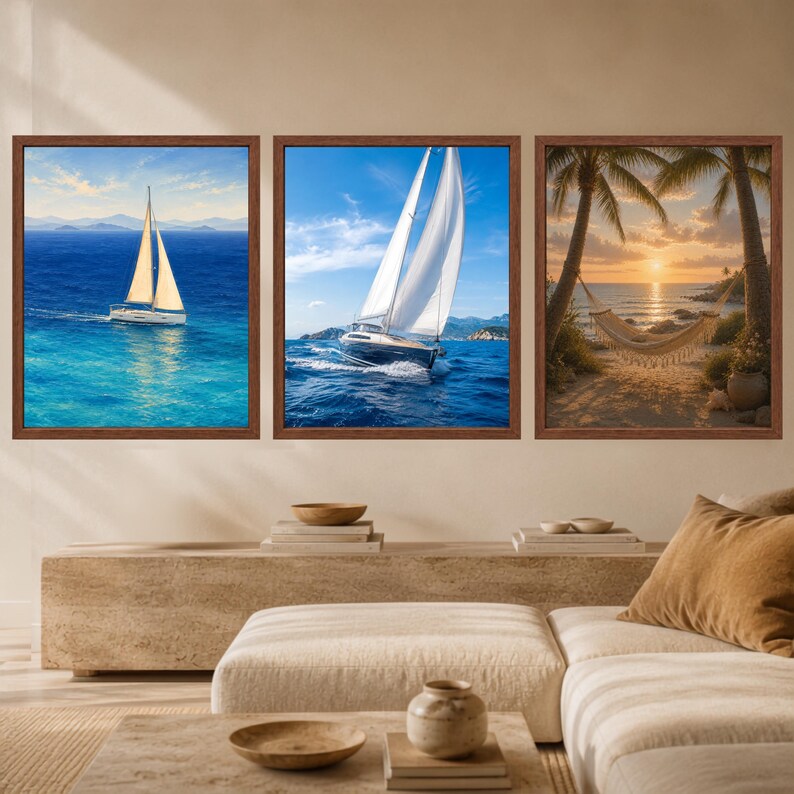 Op de afbeelding: Een set van drie ingelijste wandkunstwerken. De linker print toont een zeilboot op blauw water. De middelste print toont een zeilboot met witte zeilen op de oceaan. De rechter print toont een hangmat tussen twee palmbomen bij zonsondergang.