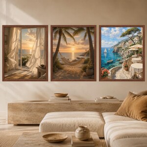 Puede incluir: Un conjunto de tres cuadros enmarcados con escenas costeras. La imagen de la izquierda muestra una puesta de sol desde una ventana abierta con cortinas. La central muestra una hamaca entre palmeras al atardecer. La derecha muestra una cafeter&iacute;a.