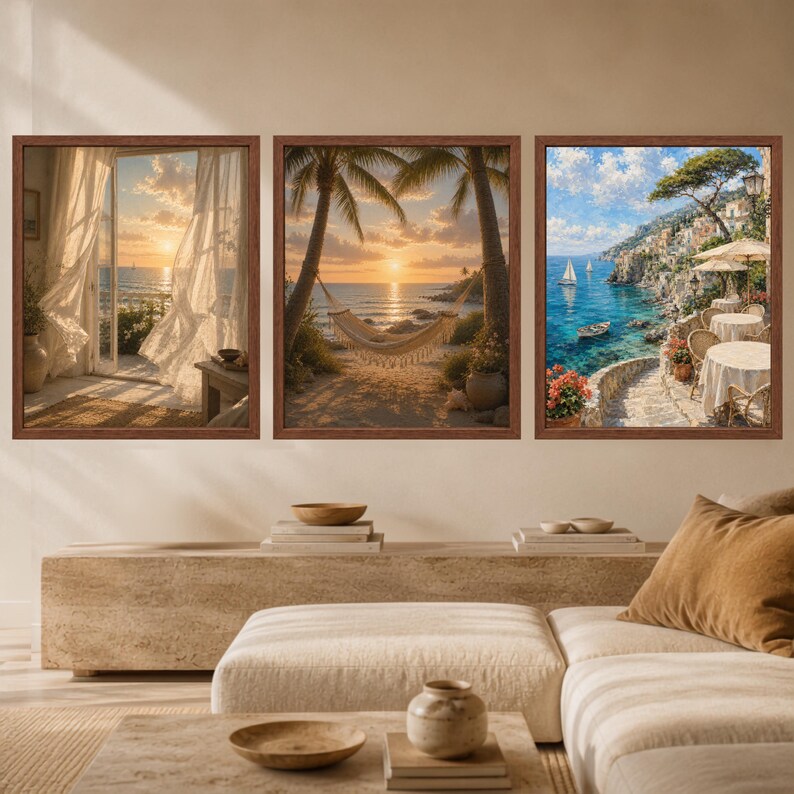 Puede incluir: Un conjunto de tres cuadros enmarcados con escenas costeras. La imagen de la izquierda muestra una puesta de sol desde una ventana abierta con cortinas. La central muestra una hamaca entre palmeras al atardecer. La derecha muestra una cafeter&iacute;a.