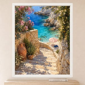 Peut inclure: Une impression d'art encadr&eacute;e repr&eacute;sentant un escalier en pierre menant &agrave; une crique m&eacute;diterran&eacute;enne aux eaux turquoise, avec un parasol ray&eacute; rouge et blanc, deux chaises longues bleues, un vase en terre cuite et des fleurs roses et blanches.