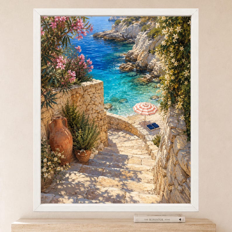 Peut inclure: Une impression d'art encadr&eacute;e repr&eacute;sentant un escalier en pierre menant &agrave; une crique m&eacute;diterran&eacute;enne aux eaux turquoise, avec un parasol ray&eacute; rouge et blanc, deux chaises longues bleues, un vase en terre cuite et des fleurs roses et blanches.