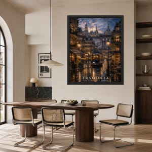 Puede incluir: Una impresi&oacute;n de arte mural enmarcada titulada Tramonta City of the Endless Evening, que representa una escena callejera europea oscura y atmosf&eacute;rica al atardecer con un tranv&iacute;a antiguo, farolas brillantes, arquitectura ornamentada y calles adoquinadas mojadas.