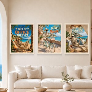 Peut inclure: Trois impressions d'art mural encadr&eacute;es repr&eacute;sentant des squelettes dans des d&eacute;cors tropicaux. Le premier montre un squelette dans un hamac avec le texte "OUT OF OFFICE FOREVER". Le deuxi&egrave;me montre un squelette &agrave; v&eacute;lo avec "BONE TO ROAM". Le troisi&egrave;me montre un squelette se relaxant avec "RESTING IN PARADISE".