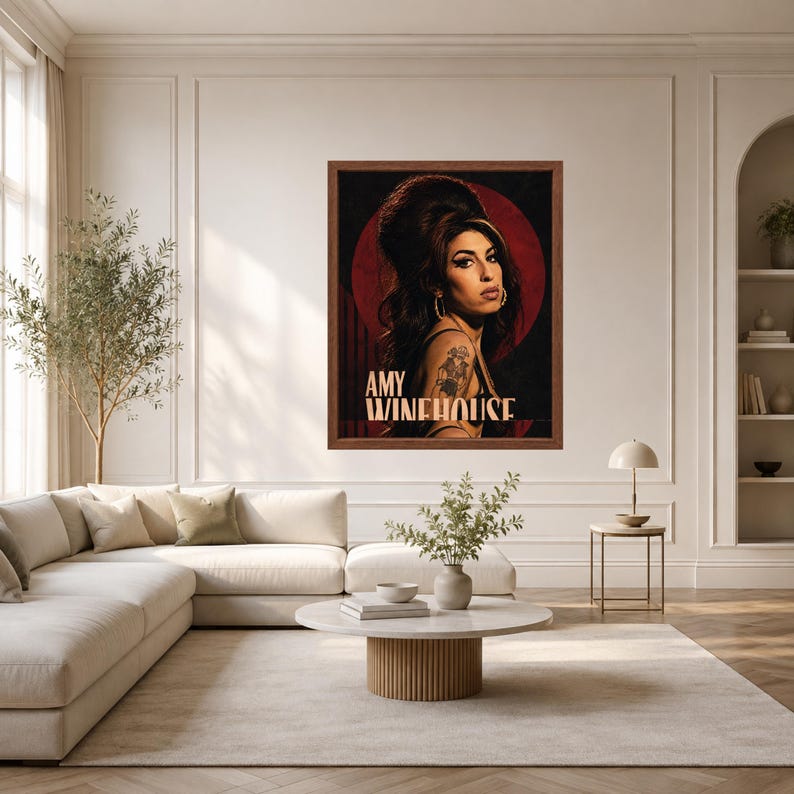Puede incluir: Una impresi&oacute;n de arte de pared enmarcada que presenta un retrato de Amy Winehouse con su caracter&iacute;stico peinado de colmena, sobre un fondo oscuro con un gran c&iacute;rculo rojo. El texto AMY WINEHOUSE est&aacute; impreso en una fuente negrita y clara.