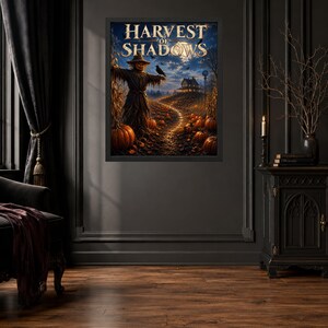 K&ouml;nnte beinhalten: Ein gerahmter Wandkunstdruck mit dem Titel Harvest of Shadows, der eine Vogelscheuche in einem K&uuml;rbisfeld bei Nacht zeigt. Die Szene umfasst einen Vollmond, ein dunkles Haus auf einem H&uuml;gel und orangefarbene K&uuml;rbisse auf einem Feld.