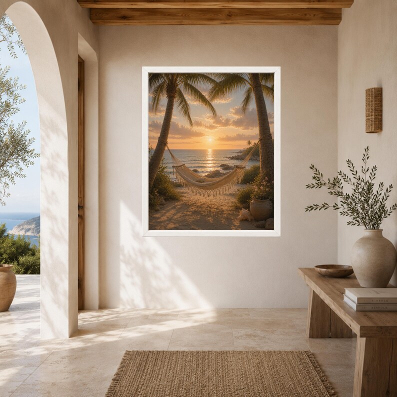 Puede incluir: Una impresi&oacute;n de arte mural enmarcada que muestra una escena de playa al atardecer con una hamaca tejida suspendida entre dos palmeras. El sol dorado se encuentra bajo en el horizonte sobre el oc&eacute;ano, proyectando luz c&aacute;lida sobre la arena.