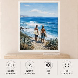 Puede incluir: Una impresi&oacute;n de arte mural enmarcada que muestra a dos personas de pie en un acantilado frente a un oc&eacute;ano azul mientras sostienen tablas de surf. La escena presenta plantas de agave en primer plano, un cielo despejado y olas en la costa.
