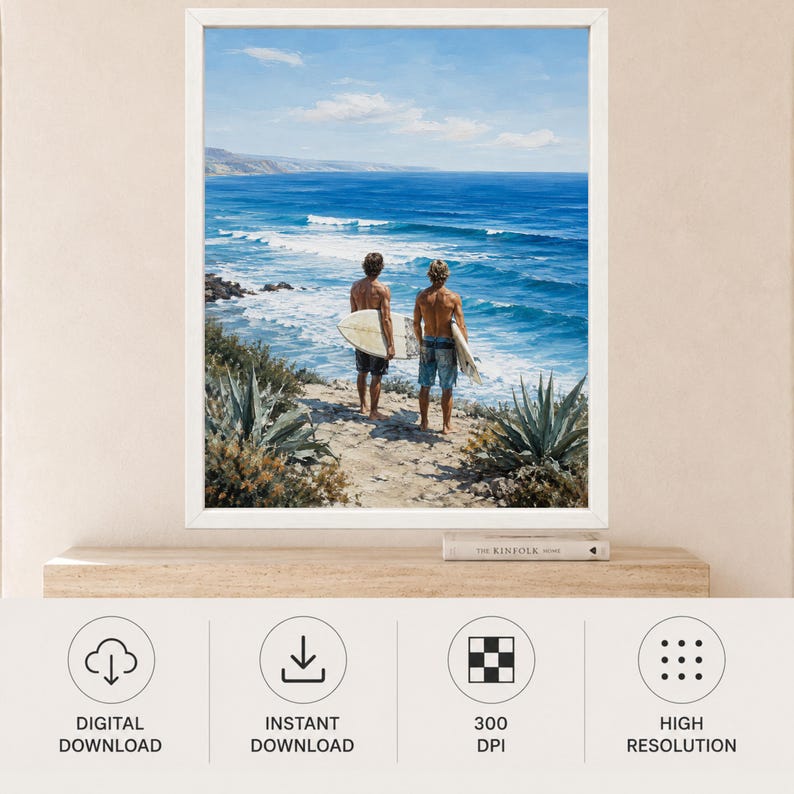 Puede incluir: Una impresi&oacute;n de arte mural enmarcada que muestra a dos personas de pie en un acantilado frente a un oc&eacute;ano azul mientras sostienen tablas de surf. La escena presenta plantas de agave en primer plano, un cielo despejado y olas en la costa.