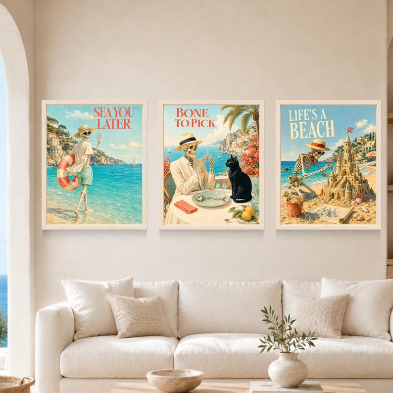 Peut inclure: Un ensemble de trois cadres muraux illustrant des squelettes dans des d&eacute;cors c&ocirc;tiers. Le premier montre un squelette avec une bou&eacute;e et le texte SEA YOU LATER. Le deuxi&egrave;me montre un squelette et un chat noir avec le texte BONE TO PICK. Le troisi&egrave;me montre un squelette construisant un ch&acirc;teau de sable avec le texte LIFE'S A BEACH.