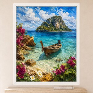 Peut inclure: Une peinture encadr&eacute;e repr&eacute;sentant une barque en bois flottant sur une eau turquoise limpide pr&egrave;s d'un rivage rocheux. Des fleurs de bougainvillier rose vif et des fleurs de frangipanier blanc encadrent le premier plan, sous un ciel bleu.