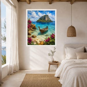 Peut inclure: Une impression d'art mural rectangulaire repr&eacute;sentant un paysage peint d'une barque en bois flottant sur une eau turquoise claire pr&egrave;s d'une &icirc;le rocheuse. Le premier plan pr&eacute;sente des fleurs de bougainvilliers rose vif et blanches.