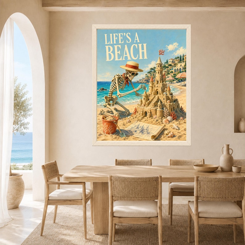 Puede incluir: Una impresi&oacute;n de arte mural rectangular que muestra un esqueleto con sombrero de paja y bufanda roja, construyendo un gran castillo de arena en una playa. El texto LIFE'S A BEACH est&aacute; impreso en crema en la parte superior. Incluye mar azul y un cubo rojo.