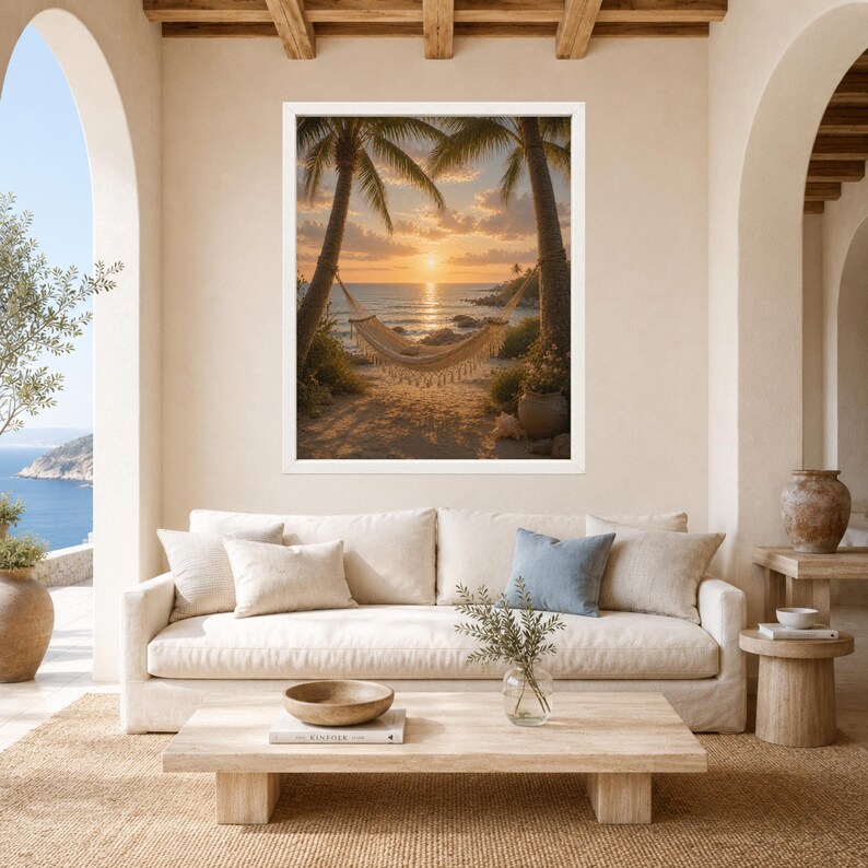 Puede incluir: Una impresi&oacute;n de arte mural enmarcada que muestra una hamaca tejida suspendida entre dos palmeras en una playa de arena al atardecer. La escena presenta un oc&eacute;ano tranquilo, luz solar dorada reflejada en el agua y un cielo suave con nubes.
