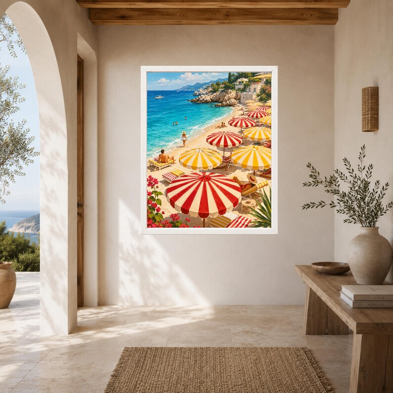 Op de afbeelding: Een ingelijste wandkunstprint met een zonnig kuststrandtafereel met talloze rood-wit gestreepte parasols, geel-wit gestreepte parasols, ligstoelen, mensen die ontspannen op het zand en turquoise zeewater.