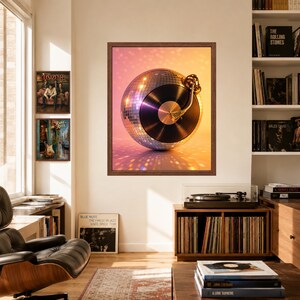 Puede incluir: Una impresi&oacute;n de arte mural enmarcada que presenta una bola de discoteca esf&eacute;rica integrada con un disco de vinilo negro y un brazo de tocadiscos en tono dorado. La composici&oacute;n se sit&uacute;a sobre un fondo c&aacute;lido y brillante con reflejos.