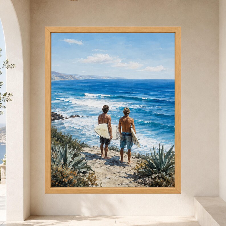 Puede incluir: Una impresi&oacute;n art&iacute;stica enmarcada que muestra a dos personas de pie en un acantilado rocoso con vistas a un vasto oc&eacute;ano azul. Cada persona sostiene una tabla de surf, mirando hacia el agua bajo un cielo brillante. Agaves verdes enmarcan el primer plano.