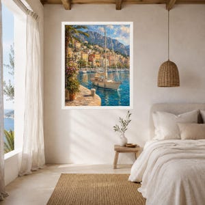 Puede incluir: Una impresi&oacute;n art&iacute;stica enmarcada que representa una escena costera mediterr&aacute;nea con un velero amarrado en aguas azules, un camino de piedra con flores en macetas y edificios coloridos junto a una monta&ntilde;a bajo un cielo soleado.