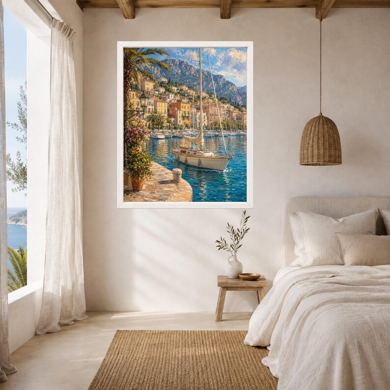 Puede incluir: Una impresi&oacute;n art&iacute;stica enmarcada que representa una escena costera mediterr&aacute;nea con un velero amarrado en aguas azules, un camino de piedra con flores en macetas y edificios coloridos junto a una monta&ntilde;a bajo un cielo soleado.