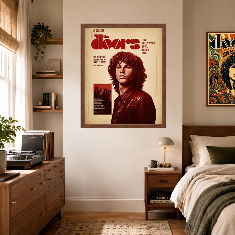 Pu&ograve; includere: Un poster da concerto incorniciato che presenta un ritratto di Jim Morrison dei The Doors. Il poster include il testo "The Doors", "In Concert", "Live! Hollywood Bowl July 5 1970" e una citazione di Jim Morrison. Il design utilizza una palette di colori rosso e crema.