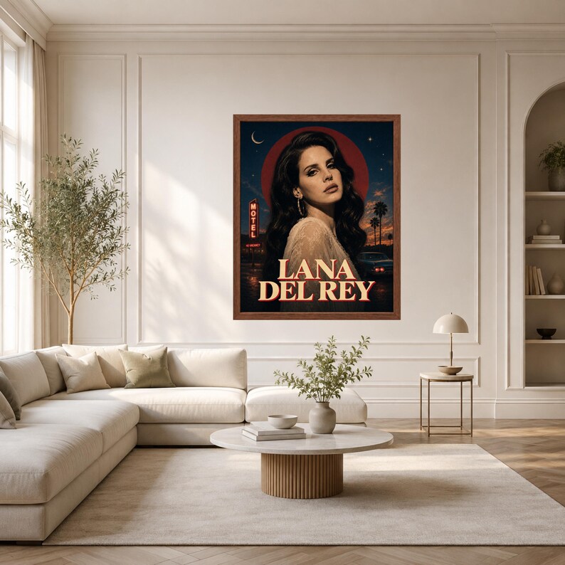 Puede incluir: Un p&oacute;ster de pared rectangular enmarcado que presenta el retrato de una mujer con cabello oscuro largo, sobre un cielo nocturno azul oscuro con una luna circular roja. El texto LANA DEL REY aparece en letras grandes color crema, con un motel.