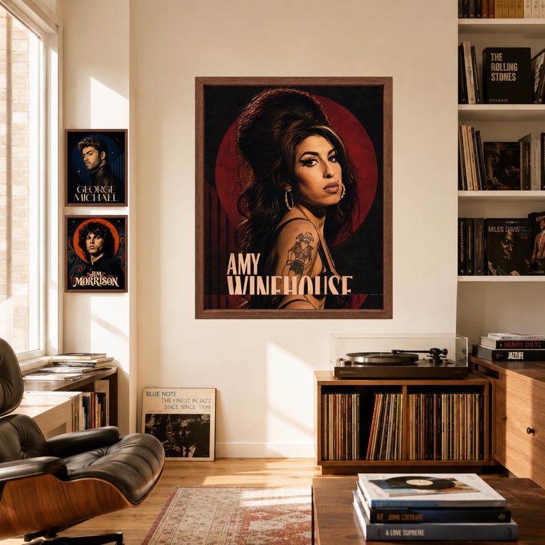 Puede incluir: Una l&aacute;mina art&iacute;stica enmarcada con un retrato de Amy Winehouse con su caracter&iacute;stico peinado de colmena, sobre un fondo circular rojo oscuro. El texto AMY WINEHOUSE est&aacute; impreso en blanco en la parte inferior del retrato dentro del marco.