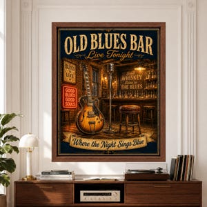 Op de afbeelding: Een ingelijste kunstdruk getiteld Old Blues Bar met een elektrische hollow-body gitaar, een zilveren microfoon op een standaard en een barkruk. De tekst luidt Old Blues Bar, Live Tonight, Drink Whiskey Listen to the Blues en Where the Night Sings Blue.