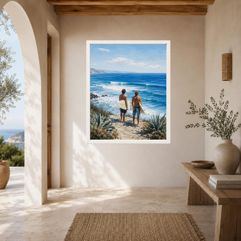 Puede incluir: Una impresi&oacute;n art&iacute;stica enmarcada que muestra a dos surfistas de pie en un acantilado costero frente a un oc&eacute;ano azul con olas. La escena presenta terreno arenoso, plantas de agave verdes y un cielo despejado, capturando un paisaje de playa.