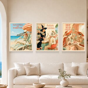 Op de afbeelding: Drie ingelijste wandkunstprints met vintage-stijl illustraties van skeletten. De linker print toont een skelet op een strandstoel met de tekst TAN LINES ARE FOREVER. De middelste print toont een heks en skelet met POTION CONTROL. De rechter print toont een skelet bij een kaptafel met DROP DEAD GORGEOUS.