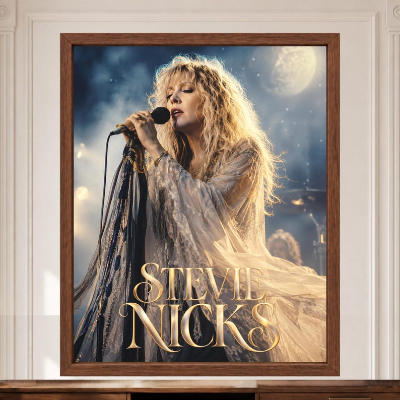 Puede incluir: Una impresi&oacute;n de arte de pared enmarcada que presenta un retrato de Stevie Nicks cantando en un micr&oacute;fono. La imagen muestra a una int&eacute;rprete rubia con una prenda fluida de color claro sobre un fondo oscuro a la luz de la luna. El nombre STEVIE NICKS est&aacute; en letras doradas.