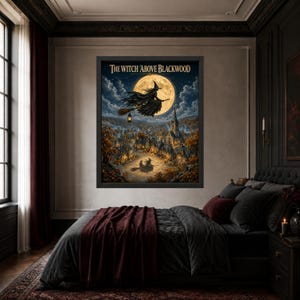 K&ouml;nnte beinhalten: Ein gerahmter Kunstdruck mit dem Titel The Witch Above Blackwood, der eine Hexe auf einem Besen vor einem gro&szlig;en Vollmond &uuml;ber einem n&auml;chtlichen Dorf zeigt, mit einer am Besen h&auml;ngenden Laterne und einer zweiten Hexenfigur am Boden.