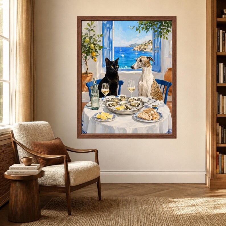 Puede incluir: Una l&aacute;mina de arte enmarcada que muestra a un gato negro y un perro atigrado sentados a una mesa redonda con una bandeja de ostras, rodajas de lim&oacute;n, pan y copas de vino blanco, con vistas a un mar azul a trav&eacute;s de una ventana abierta.