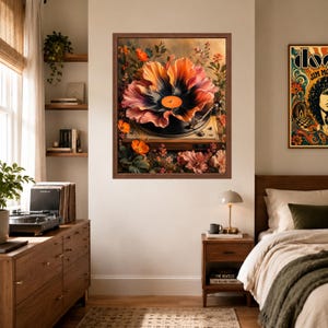 K&ouml;nnte beinhalten: Ein gerahmter Wandkunstdruck, der einen Plattenspieler zeigt, bei dem die Vinylplatte in eine gro&szlig;e, leuchtend orange und violette Blume &uuml;bergeht. Der Plattenspieler ist von &uuml;ppigen botanischen Elementen umgeben, darunter orange Bl&uuml;ten und gr&uuml;nes Blattwerk.